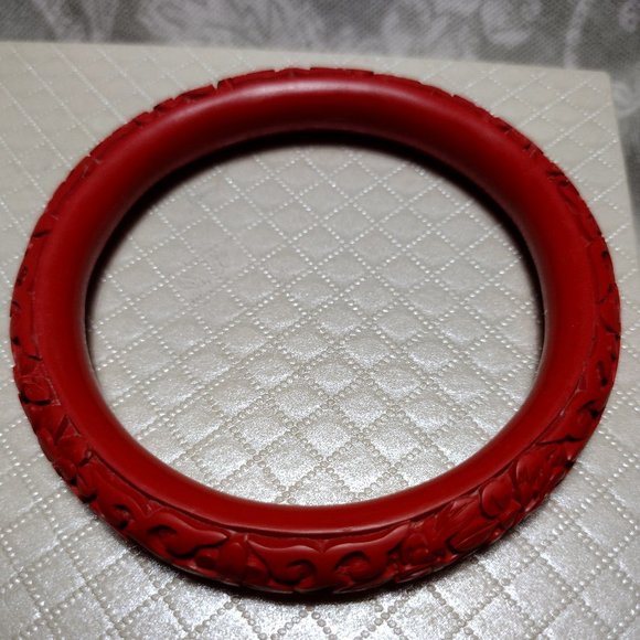 🎬Vintage🎬 Carved Cinnabar Bangle Bracelet - Picture 7 of 8